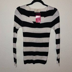 NWT Black & White Medium  Top- Hyped Unicorn